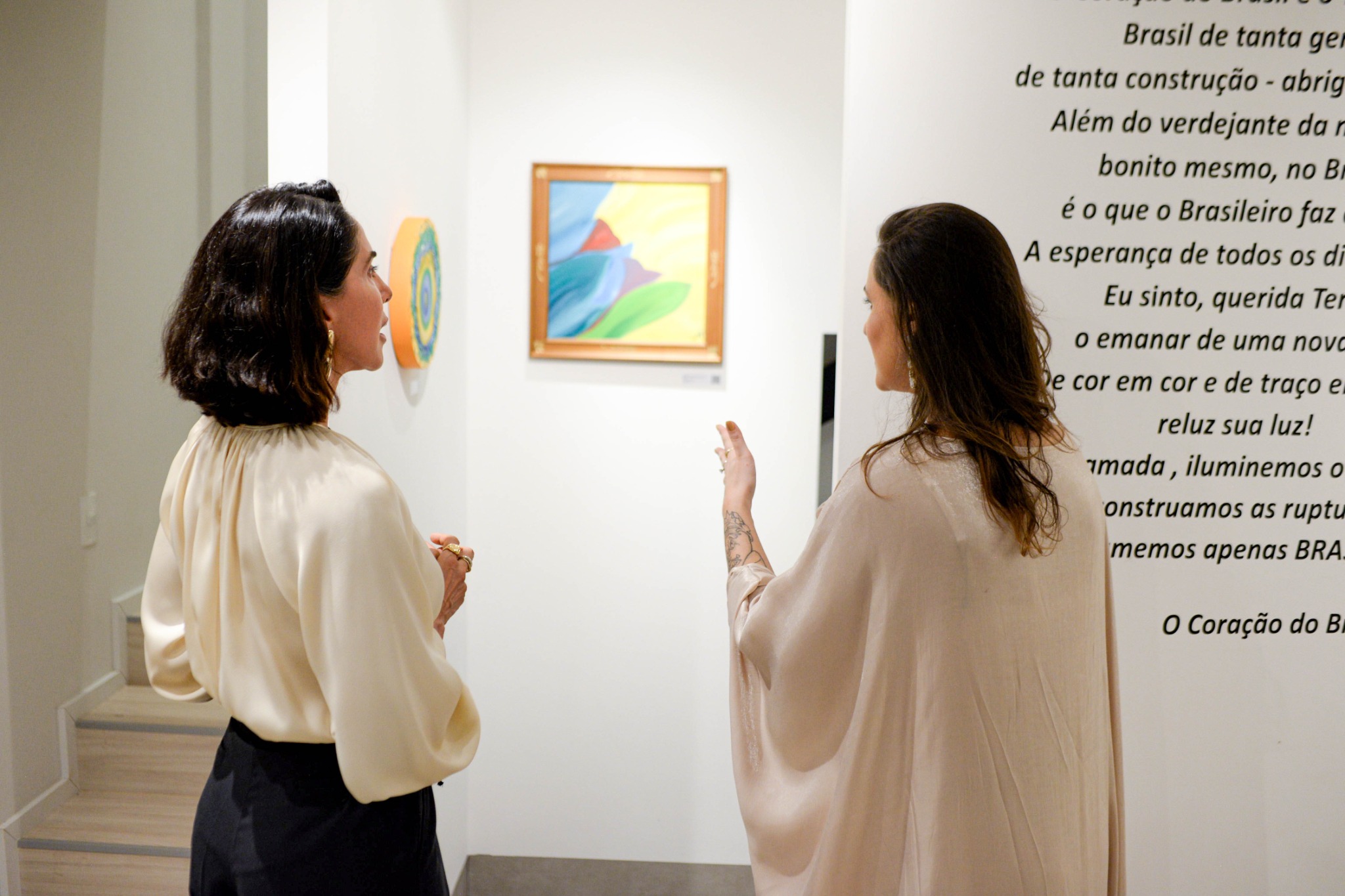 Visitantes conversando diante das obras na Galeria Salve