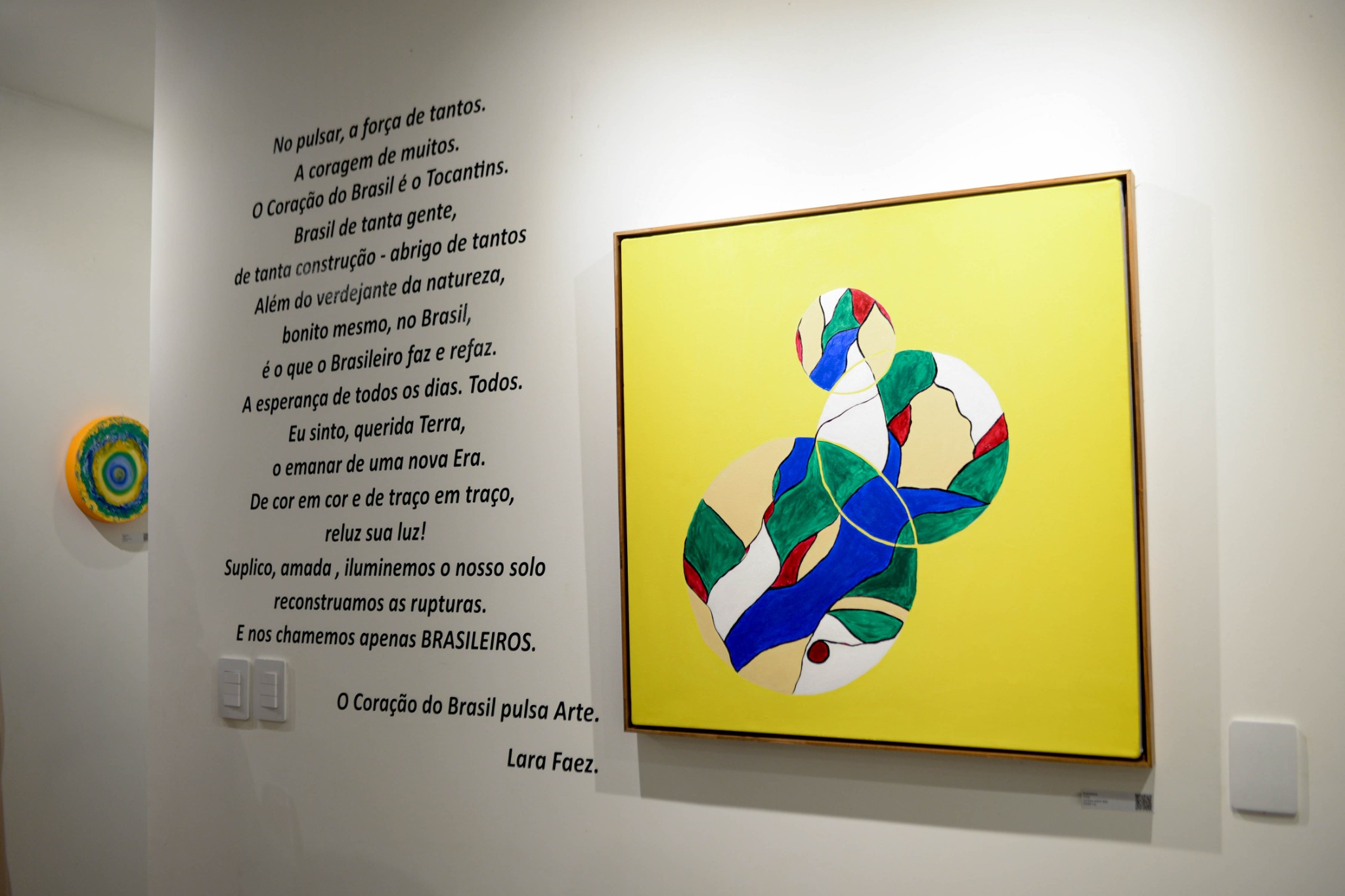 Obra e poema da exposição O Coração do Brasil pulsa arte, de Lara Faez